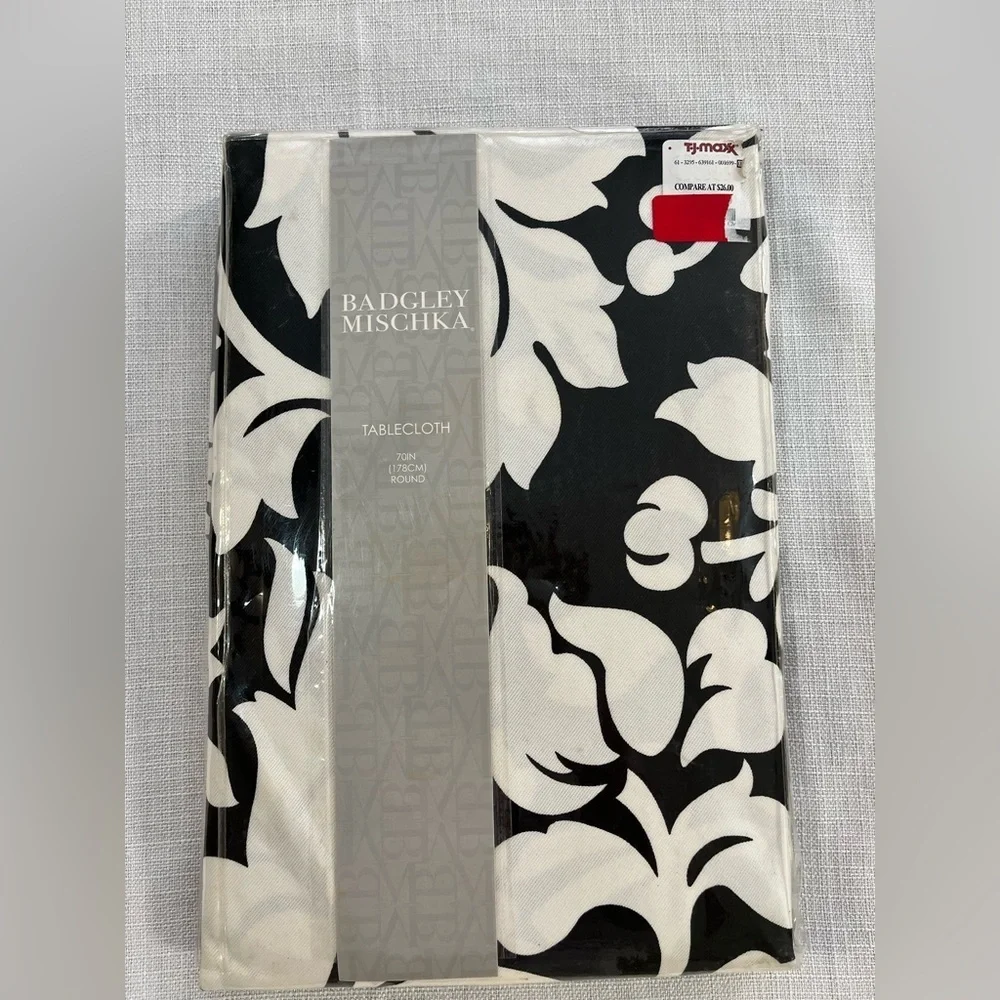 Badgley Mischka Black White Floral Round Table Cloth 70” New